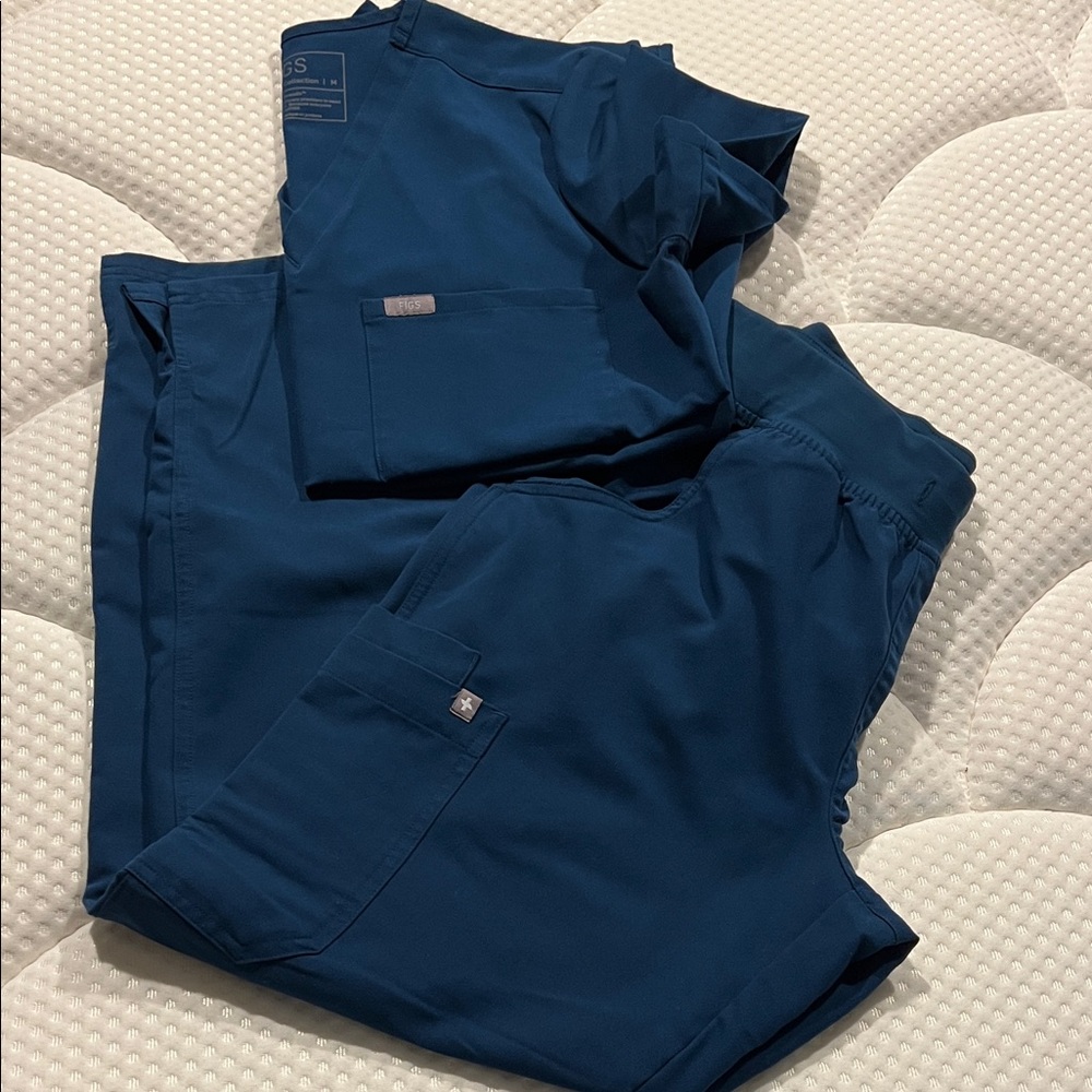 Figs Women’s Deep Blue Scrub Set